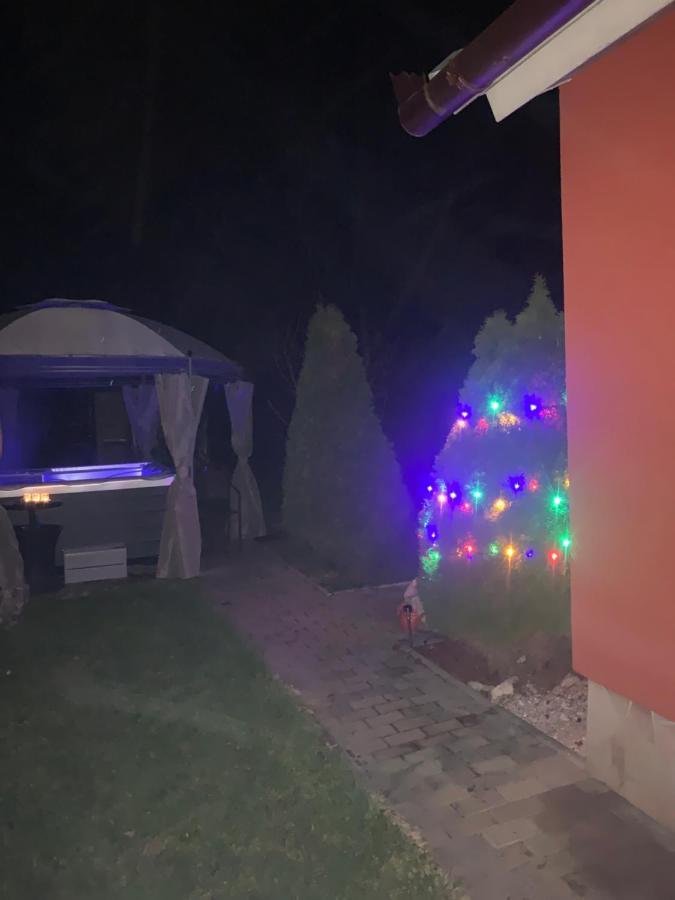 Gunarasi Villa Jacuzzival Dombóvár Zewnętrze zdjęcie
